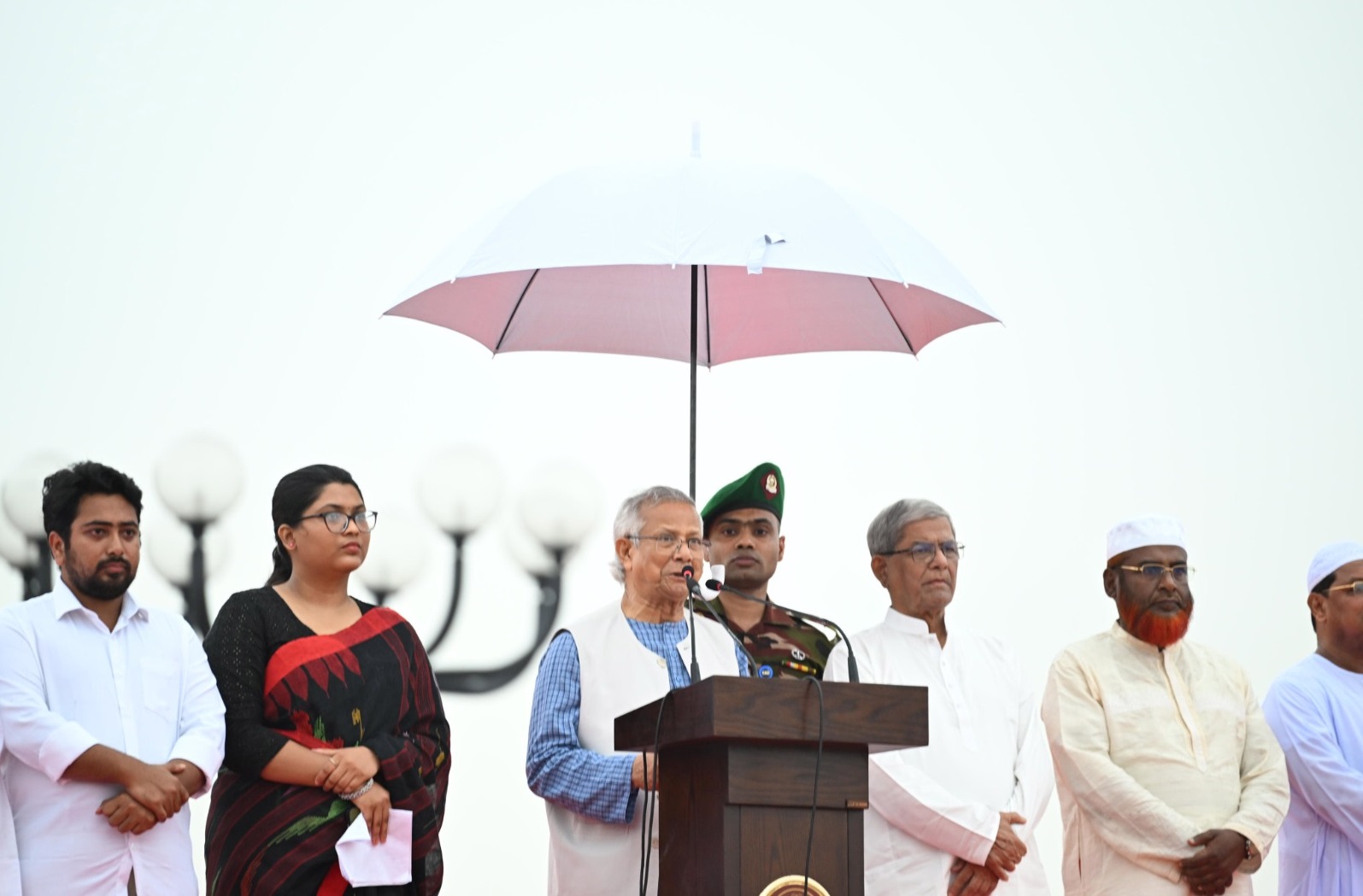 ড. ইউনূসের পাশে থাকা কে এই তরুণী